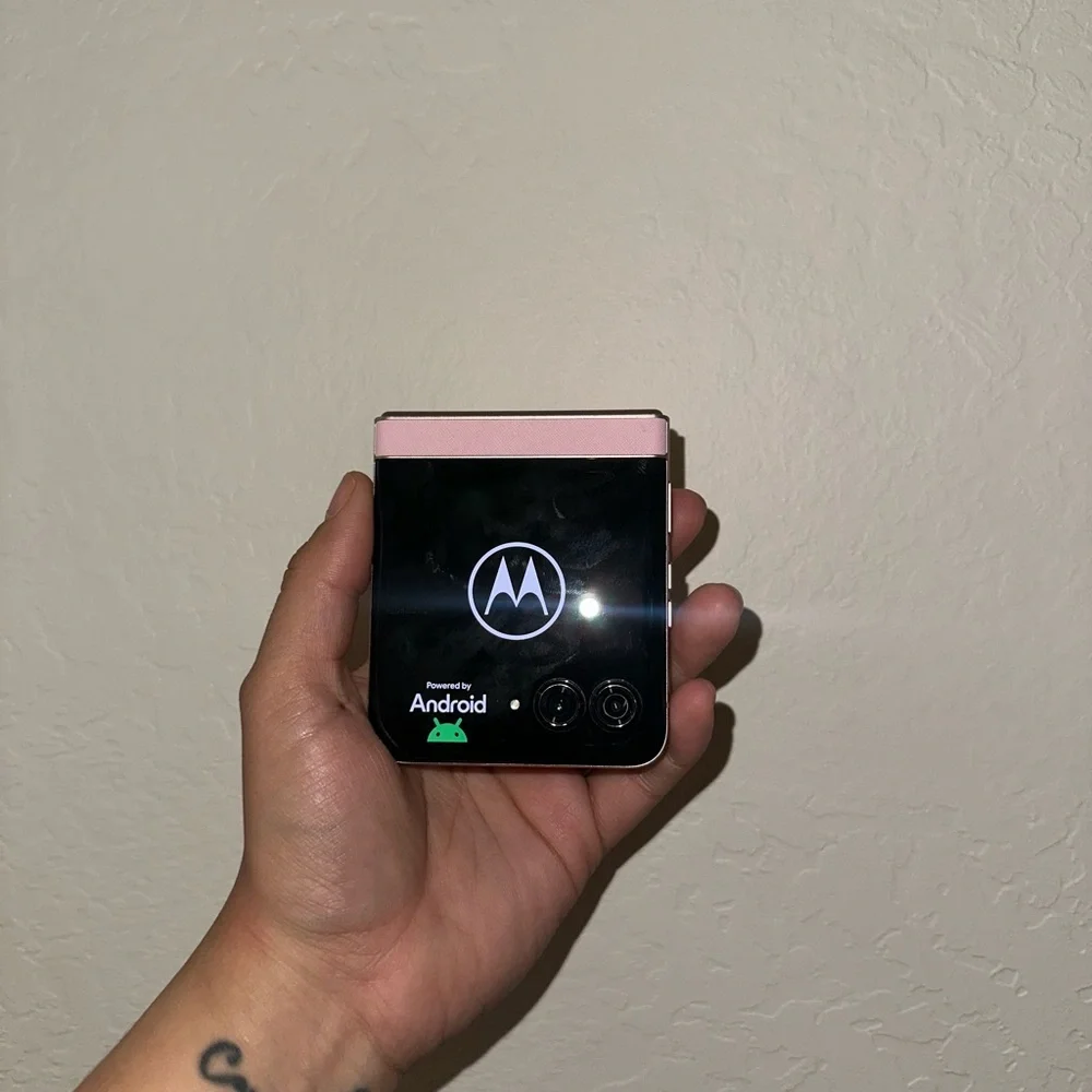 Motorola Stylish Pink Flip Phone